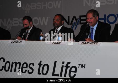 Planification et sécurité d'urgence - Las Vegas, Nevada. , 14 avril 2010 Wade Witmer, directeur adjoint de l'IPAWS, Antwane Johnson, directeur de la division de l'IPAWS, et Damon Penn, administrateur adjoint, discutent du partenariat entre les radiodiffuseurs et la FEMA pour la diffusion d'alertes d'urgence au public au salon de l'Association nationale des radiodiffuseurs... Photographies relatives aux programmes, aux activités et aux fonctionnaires de gestion des catastrophes et des situations d'urgence Banque D'Images