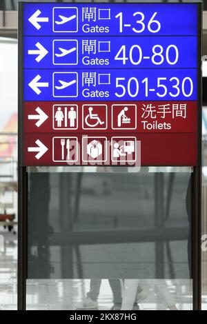 HONG KONG - 09 MARS 2015 : intérieur de l'aéroport international de Hong Kong. C'est l'aéroport principal de Hong Kong. Il est situé sur l'île de Chek Lap Kok Banque D'Images