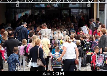 03.09.2018., Zagreb - pour 472 000 élèves des écoles primaires et secondaires croates, une nouvelle année scolaire commence aujourd'hui, où plus de huit mille élèves et deux mille enseignants seront impliqués dans le programme expérimental de l'École de vie, Qui est mis en œuvre dans 48 écoles primaires et 26 écoles secondaires photo: Goran Stanzl/PIXSELL Banque D'Images