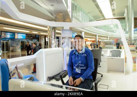 DUBAI, Émirats Arabes Unis - 10 MARS 2015 : personnel de l'aéroport. L'aéroport international de Dubaï est un aéroport international qui dessert Dubaï. Il s'agit d'un important carrefour aérien dans le mi Banque D'Images