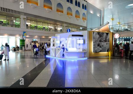 DUBAÏ, Émirats Arabes Unis - 10 MARS 2015 : intérieur de l'aéroport DXB. L'aéroport international de Dubaï est un aéroport international qui dessert Dubaï. Il s'agit d'une importante plateforme aérienne Banque D'Images