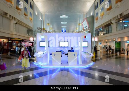 DUBAÏ, Émirats Arabes Unis - 10 MARS 2015 : intérieur de l'aéroport DXB. L'aéroport international de Dubaï est un aéroport international qui dessert Dubaï. Il s'agit d'une importante plateforme aérienne Banque D'Images