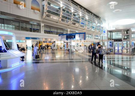 DUBAÏ, Émirats Arabes Unis - 10 MARS 2015 : intérieur de l'aéroport DXB. L'aéroport international de Dubaï est un aéroport international qui dessert Dubaï. Il s'agit d'une importante plateforme aérienne Banque D'Images