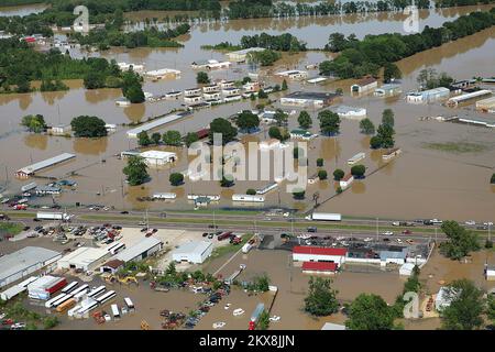 Inondations : tempête violente - Nashville, Tennessee. , La FEMA de 4 mai 2010 effectue des évaluations préliminaires des dommages aériens dans le Tennessee à la suite des tempêtes et des inondations graves qui ont endommagé ou détruit des maisons et des entreprises en avril 2010. David Fine/FEMA. Tennessee : tempêtes, inondations, vents de la ligne droite et tornades. Photographies relatives aux programmes, aux activités et aux fonctionnaires de gestion des catastrophes et des situations d'urgence Banque D'Images