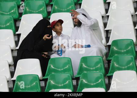 Doha, Qatar. 30th novembre 2022. Firo : 11/30/2022 football football COUPE DU MONDE de la FIFA 2022 QATAR coupe du monde 2022 Qatar coupe du monde 2022 Qatar Group stage Groupe D Tunisie - France fans spectateurs puces de la famille Qatari Mmes Veil crédit: dpa/Alamy Live News Banque D'Images