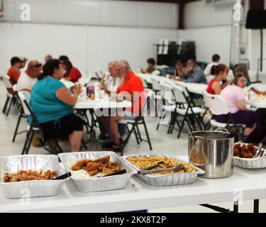 Inondations tempête violente - Centreville, Tennessee. , Les survivants de la tempête de 7 mai 2010 reçoivent un repas chaud à l'église de Fairfield du Christ. La FEMA, la Croix-Rouge et d'autres partenaires réagissent à de graves tempêtes et inondations qui ont endommagé ou détruit des milliers de maisons dans tout le Tennessee. David Fine/FEMA. Tennessee : tempêtes, inondations, vents de la ligne droite et tornades. Photographies relatives aux programmes, aux activités et aux fonctionnaires de gestion des catastrophes et des situations d'urgence Banque D'Images