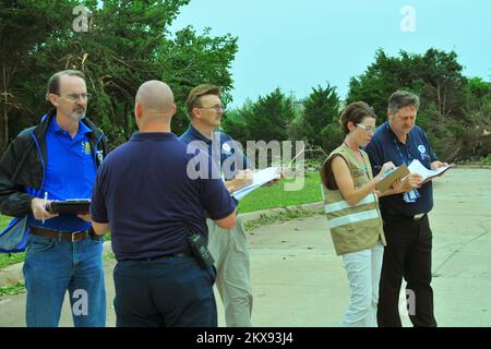 Tempête violente Tornado - Tecumseh, Okla. , 12 mai 2010 les membres d'une équipe d'évaluation préliminaire des dommages d'un comté, d'un État ou d'un gouvernement fédéral enregistrent des renseignements dans l'une des nombreuses maisons qu'ils ont visitées. Les membres comprennent (de gauche à droite) Anthony Drew, de la U.S. Small Business Administration; le directeur des urgences du comté de Pottawatomie; Darrin Dutton, spécialiste de l'atténuation de la FEMA; Amber Murpy, du Bureau de gestion des urgences de l'Oklahoma et John Nelson, et John Nelson, agent d'assistance individuelle de la FEMA. Trois équipes évaluent les dommages et les pertes dans les comtés de la moitié est de l'État qui étaient str Banque D'Images