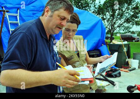 Tempête violente Tornado - Tecumseh, Okla. , John Nelson (à gauche) et Amber Murphy, agent d'assistance individuelle de la FEMA de l'12 mai 2010, confirment que les deux ont eu les mêmes conclusions à la suite de leur inspection d'une maison endommagée par une tornade. Trois équipes d'évaluation préliminaire des dommages inspectent les dommages causés par la tornade et les pertes dans les comtés de l'Oklahoma frappés par 22 tornades confirmées sur le 10 mai. FEMA . Tempêtes de l'Oklahoma, tornades et vents de la ligne droite. Photographies relatives aux programmes, aux activités et aux fonctionnaires de gestion des catastrophes et des situations d'urgence Banque D'Images