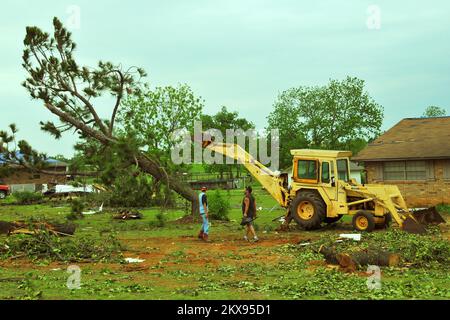 Tempête violente Tornado - Comté de Pottawatomie, Okla. , 12 mai 2010 Une pelle rétro fournit la dernière poussée nécessaire pour renverser un arbre endommagé par la tornade dans la cour avant d'une maison. Les tempêtes, avec 22 tornades confirmées, ont produit la quatrième plus grande épidémie d'une journée dans l'histoire de l'Oklahoma sur 10 mai. FEMA . Tempêtes de l'Oklahoma, tornades et vents de la ligne droite. Photographies relatives aux programmes, aux activités et aux fonctionnaires de gestion des catastrophes et des situations d'urgence Banque D'Images