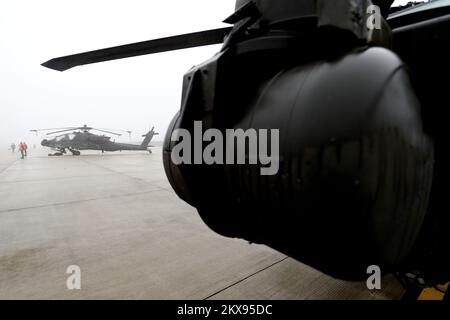 07.11.2018., Velika Gorica, Croatie - dans la base aérienne de HRZ de 91st à Pleso, un groupe d'hélicoptères de l'armée de l'air américaine a visité le vice-premier ministre et ministre de la Défense Damir Krsticevic et l'ambassadeur des États-Unis en Croatie Robert Kohorst. Il s'agit d'hélicoptères Apache de type AH-64, CH-47 Chinook et UH-60 Blackhawk de la Brigade de l'Aviation américaine de 4th qui se rendent à Zagreb pendant le voyage à l'Armée de l'Air de Stefanovikieo en Grèce et les préparatifs en vue de la participation à la mission de soutien de Respolute en Afghanistan. Photo: Igor Kralj/PIXSELL Banque D'Images