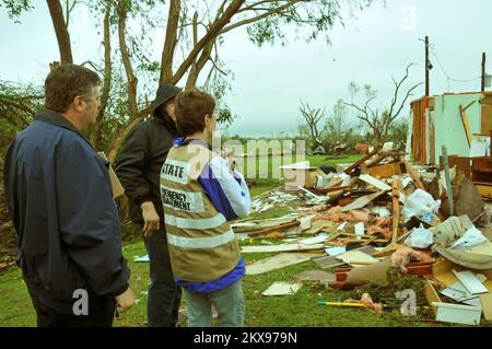 Tempête violente Tornado - Tecumseh, Okla. , L'agent d'assistance individuelle de la FEMA de 13 mai 2010 John Nelson (à gauche) et l'agent d'assistance Indivdual du Bureau de la gestion des urgences de l'Oklahoma Amber Murphy (à droite) Écoutez un propriétaire qui décrit l'épreuve de violence de sa famille sur 10 mai lorsque sa maison et ses biens ont été détruits par une tornade. L'état a été frappé par 22 tornades confirmées - dont plusieurs F3 et deux tempêtes de F4 - ce jour-là. FEMA . Tempêtes de l'Oklahoma, tornades et vents de la ligne droite. Photographies relatives aux programmes, aux activités et aux fonctionnaires de gestion des catastrophes et des situations d'urgence Banque D'Images