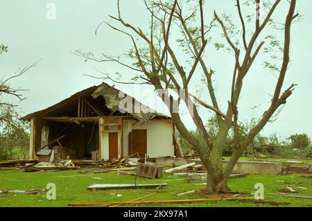 Tempête violente Tornado - Tecumseh, Okla. , 13 mai 2010 ni les articles faits d'homme ni les articles de la naïveté n'ont été épargnés par les forces dévastatrices d'une tornade qui a frappé cette zone sur 10 mai. Le centre et l'est de l'Oklahoma, du Kansas jusqu'aux frontières du Texas, ont connu 22 tornades confirmées - dont plusieurs F3 et deux F4 torsades - ce jour-là. FEMA . Tempêtes de l'Oklahoma, tornades et vents de la ligne droite. Photographies relatives aux programmes, aux activités et aux fonctionnaires de gestion des catastrophes et des situations d'urgence Banque D'Images