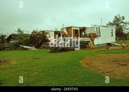 Tempête violente Tornado - Tecumseh, Okla. , 13 mai 2010 Une maison de campagne est détruite par l'une des 22 tornades confirmées qui ont frappé la moitié est de l'Oklahoma sur 10 mai. Il y a eu plusieurs F3 tornades et deux F4 tornades engendrées par l'éclosion. FEMA . Tempêtes de l'Oklahoma, tornades et vents de la ligne droite. Photographies relatives aux programmes, aux activités et aux fonctionnaires de gestion des catastrophes et des situations d'urgence Banque D'Images