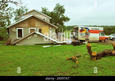 Tempête violente Tornado - Tecumseh, Okla. , 13 mai 2010 Un propriétaire de maison sauves des meubles et d'autres articles ménagers qui ont été épargnés par une tornade qui a frappé sa maison sur 10 mai. L'État a connu sa quatrième plus grande épidémie d'une journée - 22 tornades confirmées - dans son histoire ce jour-là. FEMA . Tempêtes de l'Oklahoma, tornades et vents de la ligne droite. Photographies relatives aux programmes, aux activités et aux fonctionnaires de gestion des catastrophes et des situations d'urgence Banque D'Images