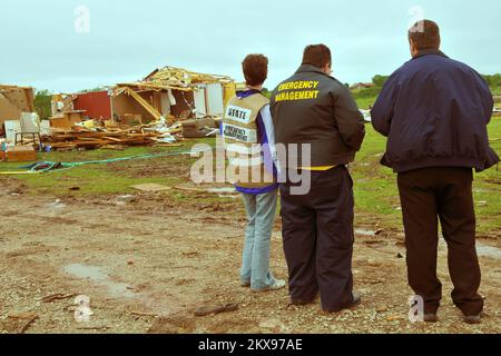 Tempête violente Tornado - Tecumseh, Okla. , 13 mai 2010 trois membres d'une équipe d'évaluation préliminaire des catastrophes - un agent d'assistance individuelle de l'État de l'Oklahoma (à gauche), le directeur des urgences du comté de Pottawotamie et un agent d'assistance individuelle de la FEMA (à droite) - discutent de leur évaluation d'une maison gravement touchée par une tornade. Vingt-deux tornades ont balayé la moitié est de l'État sur 10 mai. FEMA Phoho par Win Henderson. Tempêtes de l'Oklahoma, tornades et vents de la ligne droite. Photographies relatives aux programmes, aux activités et aux fonctionnaires de gestion des catastrophes et des situations d'urgence Banque D'Images