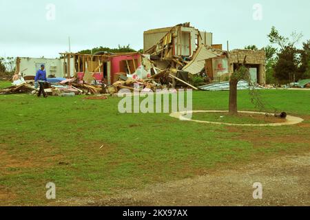 Tempête violente Tornado - Tecumseh, Okla. , 13 mai 2010 Un propriétaire nettoie les débris autour de sa maison, détruit par une tornade sur 10 mai. Une série de 22 tornades - plusieurs F3S et deux F4s - a frappé lundi des zones de la moitié est de l'Oklahoma. FEMA . Tempêtes de l'Oklahoma, tornades et vents de la ligne droite. Photographies relatives aux programmes, aux activités et aux fonctionnaires de gestion des catastrophes et des situations d'urgence Banque D'Images