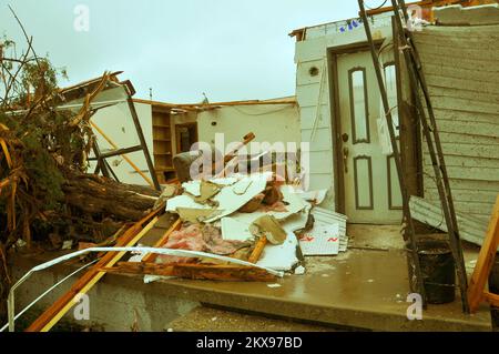 Tempête violente Tornado - Tecumseh, Okla. , 13 mai 2010 il reste peu d'une maison brisée par la force d'une tornade. Sur 10 mai, une série de 22 tornades confirmées ont balayé le centre de l'Oklahoma jusqu'à la frontière de l'Arkansas et de la frontière du Kansas jusqu'à la frontière du Texas. FEMA . Tempêtes de l'Oklahoma, tornades et vents de la ligne droite. Photographies relatives aux programmes, aux activités et aux fonctionnaires de gestion des catastrophes et des situations d'urgence Banque D'Images