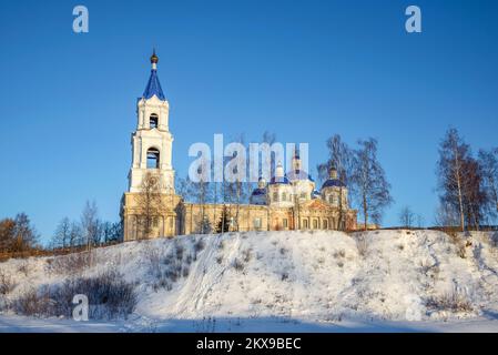 Vue sur l'ancienne cathédrale de Résurrection par une belle journée d'hiver. Kashin, région de Tver. Russie Banque D'Images