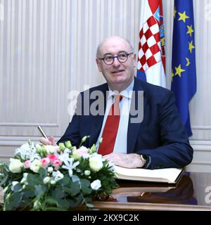 22.11.2018., Zagreb, Croatie - le Commissaire européen à l'agriculture et au développement rural, Phil Hogan, rencontre le Premier ministre croate Andrej Plenkovic à Banski Dvori sur la place Saint Marks à Zagreb, en Croatie, sur 22 novembre 2018 Banque D'Images