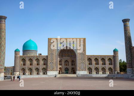 SAMARKAND, OUZBÉKISTAN - 12 SEPTEMBRE 2022 : l'ancienne Tillia-Kari Madrasa au centre de la place du Registan. Samarkand, Ouzbékistan Banque D'Images