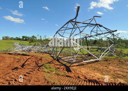 Tempête violente Tornado - Comté de Pottawatomie, Okla. , 20 mai 2010 Une tour de ligne de haute tension, une fois 140 pieds de haut, se trouve s'effondré sur le sol, une victime des vents tornades qui a déchiré la région sur 10 mai. Des milliers d'Oklahomans dans la moitié de l'état a perdu le service électrique quand 22 tornades confirmées - dont plusieurs F3 et deux F4 torches - ont frappé ce jour-là. FEMA . Tempêtes de l'Oklahoma, tornades et vents de la ligne droite. Photographies relatives aux programmes, aux activités et aux fonctionnaires de gestion des catastrophes et des situations d'urgence Banque D'Images