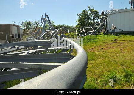 Tempête violente Tornado - Comté de Cleveland, Oklahoma. , Les ouvriers de 20 mai 2010 sont en train de démanteler une tour de transmission de 300 pieds de haut, couchés sur le sol et ressemblant à un tour de montagnes russes sauvages, bombardé par un toenado qui a frappé le comté sur 10 mai. Vingt-deux tornades confirmées ont balayé la moitié est de l'état ce jour-là. FEMA . Tempêtes de l'Oklahoma, tornades et vents de la ligne droite. Photographies relatives aux programmes, aux activités et aux fonctionnaires de gestion des catastrophes et des situations d'urgence Banque D'Images