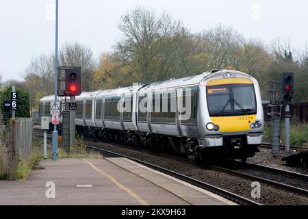 Un train diesel de classe 168 de Chiltern Railways traversant la gare de Hatton, Warwickshire, Royaume-Uni Banque D'Images