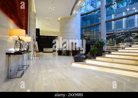 HONG KONG - 23 AVRIL 2015 : intérieur de l'hôtel Crowne Plaza. Le Crowne Plaza est une chaîne d'hôtels haut de gamme à service complet qui s'adresse aux voyageurs d'affaires et aux voyageurs d'affaires Banque D'Images