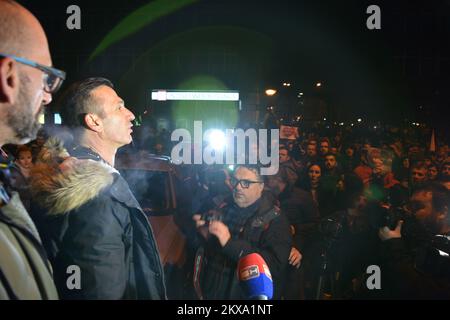 26.12.2018., Banja Luka, Bosnie-Herzégovine - un groupe "Justice pour David" protesta de nouveau à Banja Luka pour rechercher la vérité sur la mort du jeune David Dragièeviæ. Environ 2 000 000 manifestants se sont rassemblés. Ils étaient attendus par des dizaines de policiers de base et d'intervention qui les ont interdits d'être gardés sur la place centrale. Photo: Milivoje Pavicic/HaloPix/PIXSELL Banque D'Images