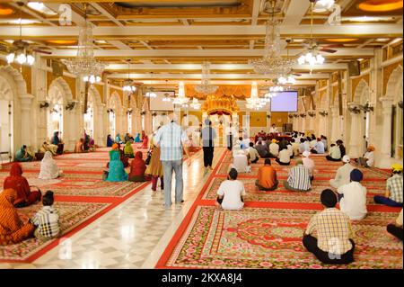 BANGKOK, THAÏLANDE - 26 OCTOBRE 2011 : intérieur du temple sikh. Bangkok est la capitale et la ville la plus peuplée de Thaïlande. Il est connu en thaï sous le nom de Krun Banque D'Images
