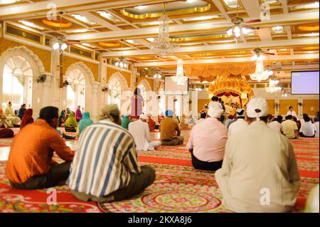 BANGKOK, THAÏLANDE - 26 OCTOBRE 2011 : intérieur du temple sikh. Bangkok est la capitale et la ville la plus peuplée de Thaïlande. Il est connu en thaï sous le nom de Krun Banque D'Images