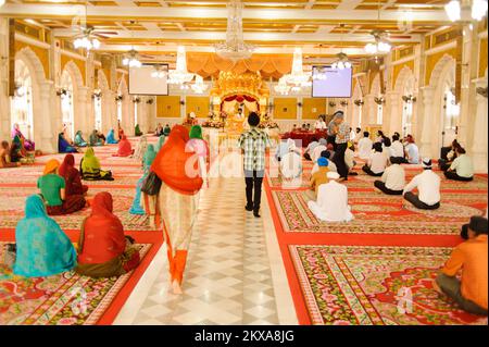 BANGKOK, THAÏLANDE - 26 OCTOBRE 2011 : intérieur du temple sikh. Bangkok est la capitale et la ville la plus peuplée de Thaïlande. Il est connu en thaï sous le nom de Krun Banque D'Images