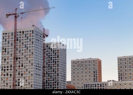 Moscou, Russie - 16 novembre 2022 : grue de construction en arrière-plan du chantier de construction. Photo de haute qualité Banque D'Images