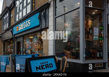 Greggs boulangers et Cafe Nero sur la rue haute dans le centre-ville d'Ilkley, West Yorkshire, Angleterre. Banque D'Images