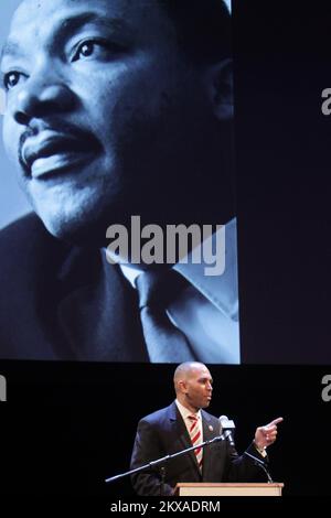 **PHOTO DU FICHIER** Démocrates Pick Hakeem Jeffries pour remplacer Nancy Pelosi. 19-janvier-New York, NY : États-Unis Le congressiste Hakeem Jeffries parle lors du BAM 29th Annual Tribute to Dr. Martin Luther Jr.- 'Come Share the Dream' sur 19 janvier 2015 à Brooklyn, New York. Crédit: mpi43/MediaPunch Banque D'Images