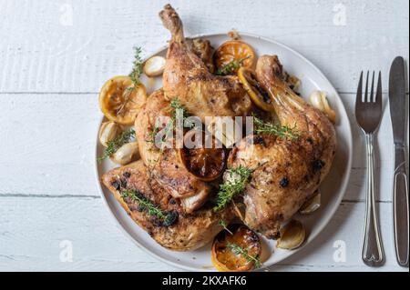 Poulet au citron avec thym et ail sur une assiette Banque D'Images