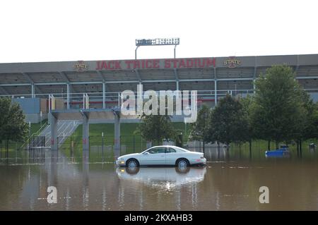 Inondations - Ames, Iowa, 11 août 2010 Une voiture restante solitaire se trouve dans un parking à l'extérieur du stade Jack Trice à Ames, Iowa. Le stade lui-même a été épargné tout dégât d'eau. Le centre de l'Iowa a été inondé de tempêtes dos à dos qui ont entraîné des inondations record à Ames. Jace Anderson/FEMA. Tempêtes, inondations et tornades de l'Iowa. Photographies relatives aux programmes, aux activités et aux fonctionnaires de gestion des catastrophes et des situations d'urgence Banque D'Images