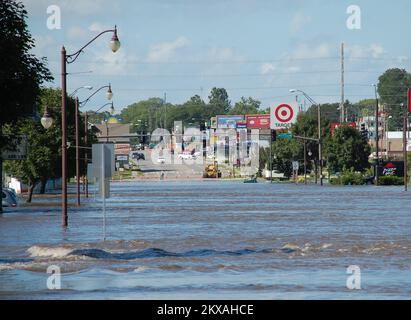 Inondations - Ames, Iowa, le ruisseau 11 août 2010 Squaw déborde de ses banques et inonde les entreprises de la région. Des centaines de résidents ont été évacués de leurs foyers et ont été contraints de faire bouillir leur eau potable. Jace Anderson/FEMA. Tempêtes, inondations et tornades de l'Iowa. Photographies relatives aux programmes, aux activités et aux fonctionnaires de gestion des catastrophes et des situations d'urgence Banque D'Images