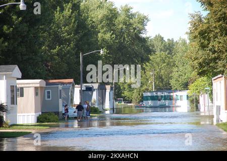 Inondations - Ames, Iowa, 11 août 2010 Meadow Lanes Estates Mobile Home Park les résidents discutent de leur prochain déplacement après que les eaux du ruisseau Squaw ont inondé leur région. Des centaines de résidents ont été évacués après trois nuits de fortes pluies dans la région. Jace Anderson/FEMA. Tempêtes, inondations et tornades de l'Iowa. Photographies relatives aux programmes, aux activités et aux fonctionnaires de gestion des catastrophes et des situations d'urgence Banque D'Images