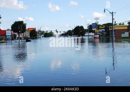 Inondations - Ames, Iowa, avenue 11 août 2010 Duff est impraticable comme les eaux des entreprises de l'Ames d'inondation du ruisseau Squaw. Des inondations record ont submergé la ville après des tempêtes de retour à retour. Jace Anderson/FEMA. Tempêtes, inondations et tornades de l'Iowa. Photographies relatives aux programmes, aux activités et aux fonctionnaires de gestion des catastrophes et des situations d'urgence Banque D'Images