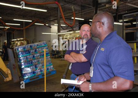 Inondations - Ames, Iowa, 13 août 2010 Jeff Conley, directeur de la branche de soutien de la FEMA ((gauche) et Conradge Brown, adjoint de la FEMA, Logistique (droite) vérifient une autre charge d'eau arrivant de fort Worth Texas pour aider les citoyens d'Ames. Ames est sans eau potable depuis le mercredi 11 août, lorsque des inondations ont endommagé une conduite d'eau principale. Jace Anderson/FEMA. Tempêtes, inondations et tornades de l'Iowa. Photographies relatives aux programmes, aux activités et aux fonctionnaires de gestion des catastrophes et des situations d'urgence Banque D'Images