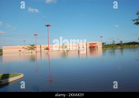 Inondations – Ames, Iowa, 11 août 2010 des précipitations record dans la ville d'Ames ont causé le débordement du ruisseau Squaw sur ses berges et ont inondé le magasin Target local. Les résidents doivent se rappeler : les risques potentiels pour la santé et la sécurité après une catastrophe comprennent l'empoisonnement au monoxyde de carbone par les générateurs utilisés pour alimenter les foyers ou nettoyer les équipements; l'électrocution par passage dans l'eau chargée par des fils électriques sous tension; les infections par des coupures ou des éraflures qui entrent en contact avec des surfaces contaminées par des eaux de crue; les dangers chimiques des déversements ou des ruptures de réservoirs de stockage, les maladies respiratoires et liées à la chaleur; et le pire Banque D'Images