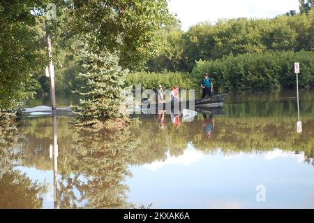 Inondations - Ames, Iowa, le pompier 11 août 2010 Ames, cale Doyle (à gauche) et le pompier Nick Lucchesi (debout) ont passé de longues heures en mode de sauvetage après trois nuits de fortes pluies dans la ville de plus de 50 000. Des centaines de survivants ont dû être évacués. Jace Anderson/FEMA. Tempêtes, inondations et tornades de l'Iowa. Photographies relatives aux programmes, aux activités et aux fonctionnaires de gestion des catastrophes et des situations d'urgence Banque D'Images