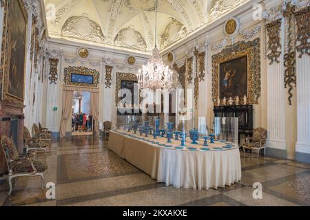 Palazzo Borromeo, vue sur la grande salle à manger - la Sala delle Medaglie - à l'intérieur du Palazzo Borromeo, Isola Bella, Piémont, Italie Banque D'Images