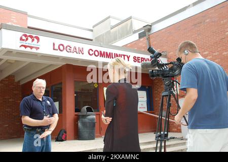 Inondations - des Moines, Iowa, 24 août 2010 Don Bolger, agent d'information publique de la FEMA, s'entretient avec une station de télévision locale lors de l'ouverture d'un Centre de reprise après sinistre de la FEMA (RDC). La FEMA collabore avec les organismes locaux, étatiques et fédéraux pour aider les résidents touchés par les inondations à partir de juin. Jace Anderson/FEMA... Photographies relatives aux programmes, aux activités et aux fonctionnaires de gestion des catastrophes et des situations d'urgence Banque D'Images