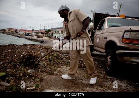 Ouragan/tempête tropicale - St. Thomas, Îles Vierges américaines, Autorité portuaire de 31 août 2010, service des travaux publics Norris Hazel, qui déverse les débris de la rue et est prêt à être retiré correctement après que l'ouragan Earl a laissé sa marque ici, dans le centre-ville de Charlottee Amalie. Andrea Booher/FEMA... Photographies relatives aux programmes, aux activités et aux fonctionnaires de gestion des catastrophes et des situations d'urgence Banque D'Images