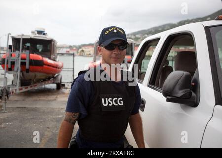 Ouragan/tempête tropicale - St. Thomas, Îles Vierges américaines, 31 août 2010 Un guardman stationné à la station de la Garde côtière Charlotte Amalie se prépare à lancer un bateau pour faire sa patrouille portuaire après le passage de l'ouragan Ear. Le port a fermé le lendemain de son passage par cette île des Caraïbes. La sécurité portuaire pour les marins, y compris la vérification du placement des aides à la navigation (ATON) après une tempête, est importante pour qu'une communauté insulaire revienne à la normale. Andrea Booher/FEMA... Photographies relatives aux programmes, aux activités et aux fonctionnaires de gestion des catastrophes et des situations d'urgence Banque D'Images