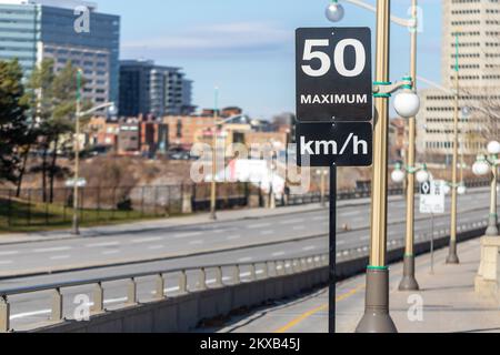 Limite de vitesse signalisation routière dans la rue, maximum de 50 km/h à Ottawa, Canada. Règles de conduite Banque D'Images