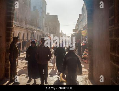 Boutiques et stands dans la Médina, Avenue de l'Istiqlal, Essaouira, Maroc, Banque D'Images