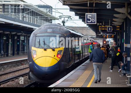 La gare internationale d'Ashford est une gare ferroviaire nationale située à Ashford, dans le Kent, en Angleterre. Il relie plusieurs lignes de chemin de fer, y compris High Speed 1 et la South Eastern main Line. Les services sont exploités par le Sud-est et le Sud. La gare a ouvert en 1842 sous le nom d'Ashford par le South Eastern Railway (SER) comme terminus temporaire de la ligne de Londres à Douvres via Croydon. Les connexions à Folkestone, Canterbury et Hastings ont ouvert en dix ans. Il a été rebaptisé Ashford (Kent) en 1923. Banque D'Images